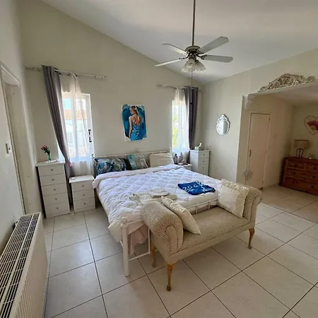 4 Bedroom Bungalow - Huge Outdoor ! Private Pool ! Peyia Exterior photo