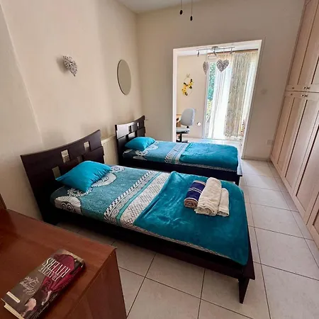 4 Bedroom Bungalow - Huge Outdoor ! Private Pool ! Peyia Exterior photo