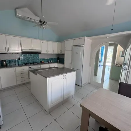 4 Bedroom Bungalow - Huge Outdoor ! Private Pool ! Peyia Exterior photo