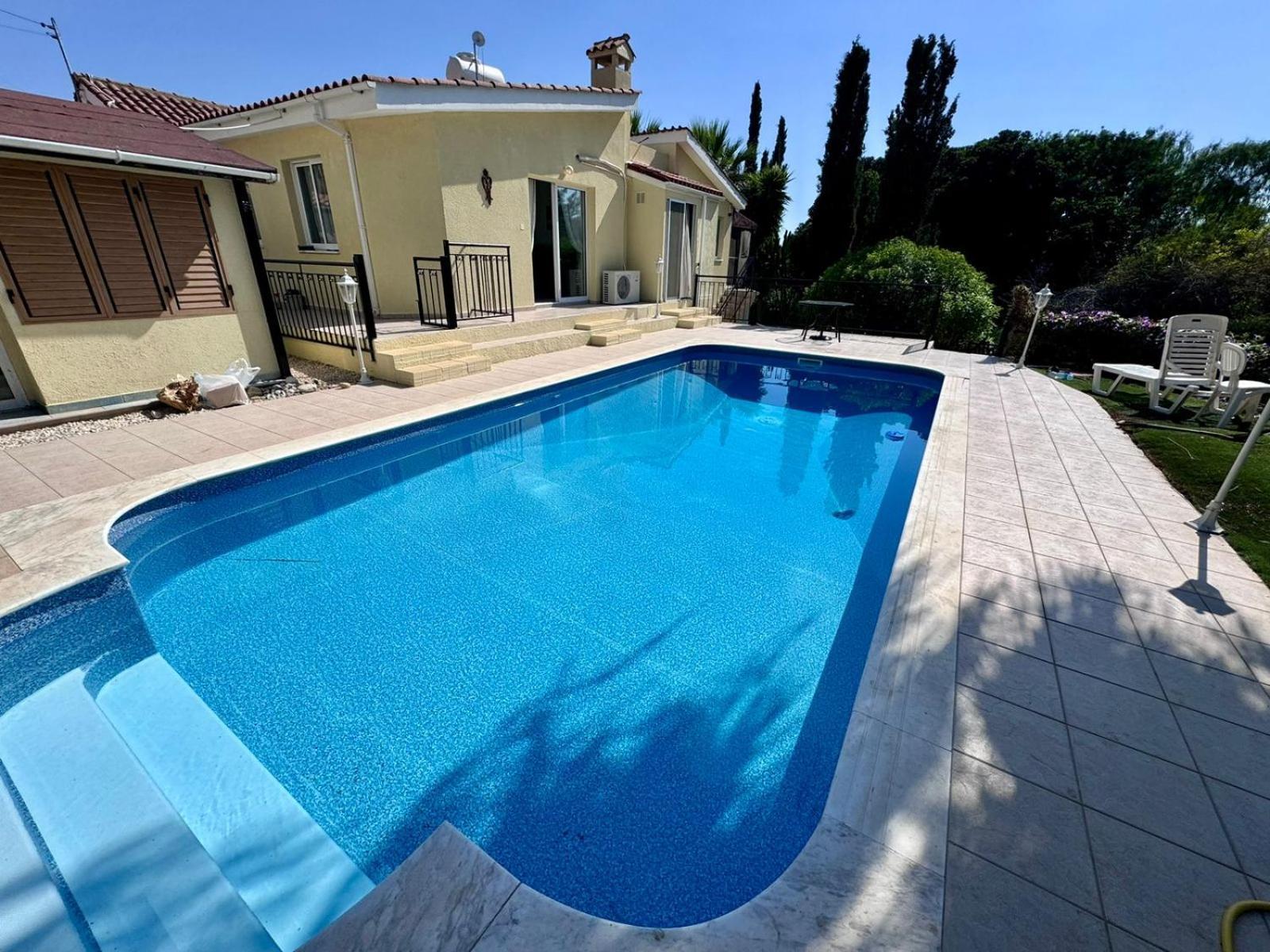 4 Bedroom - Huge Outdoor ! Private Pool ! *