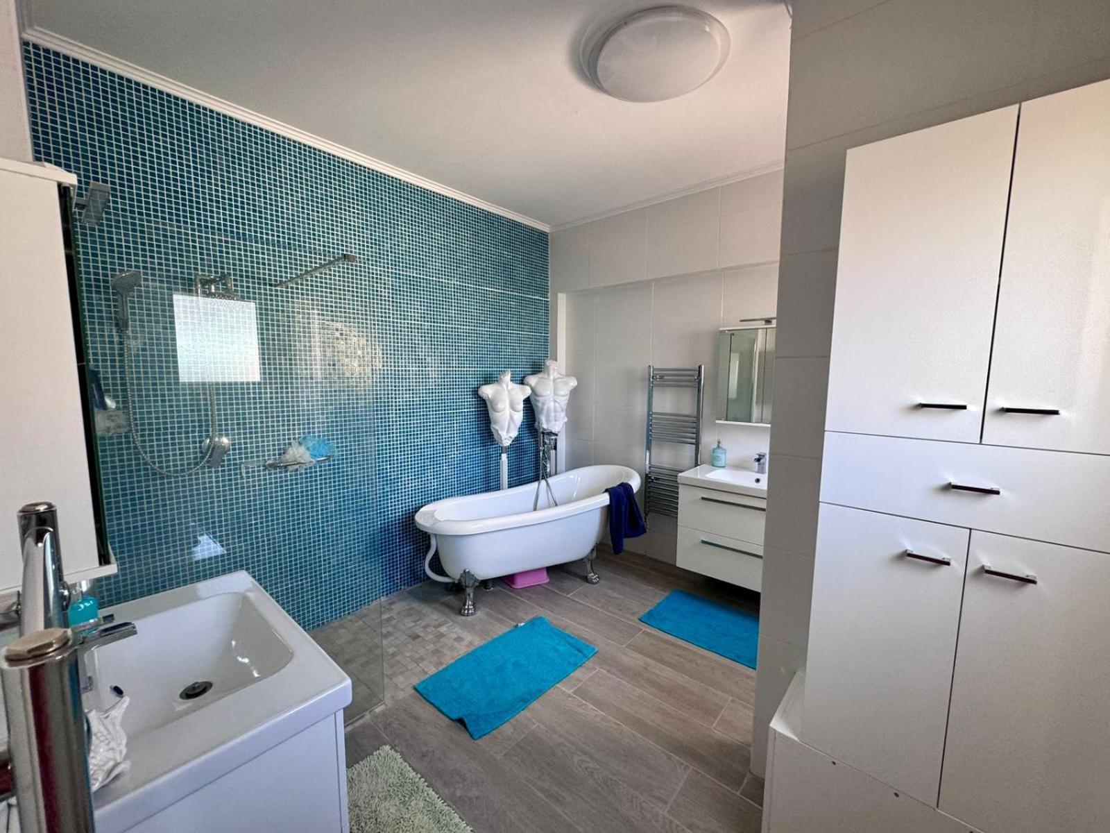 Villa 4 Bedroom - Huge Outdoor ! Private Pool ! Peyia