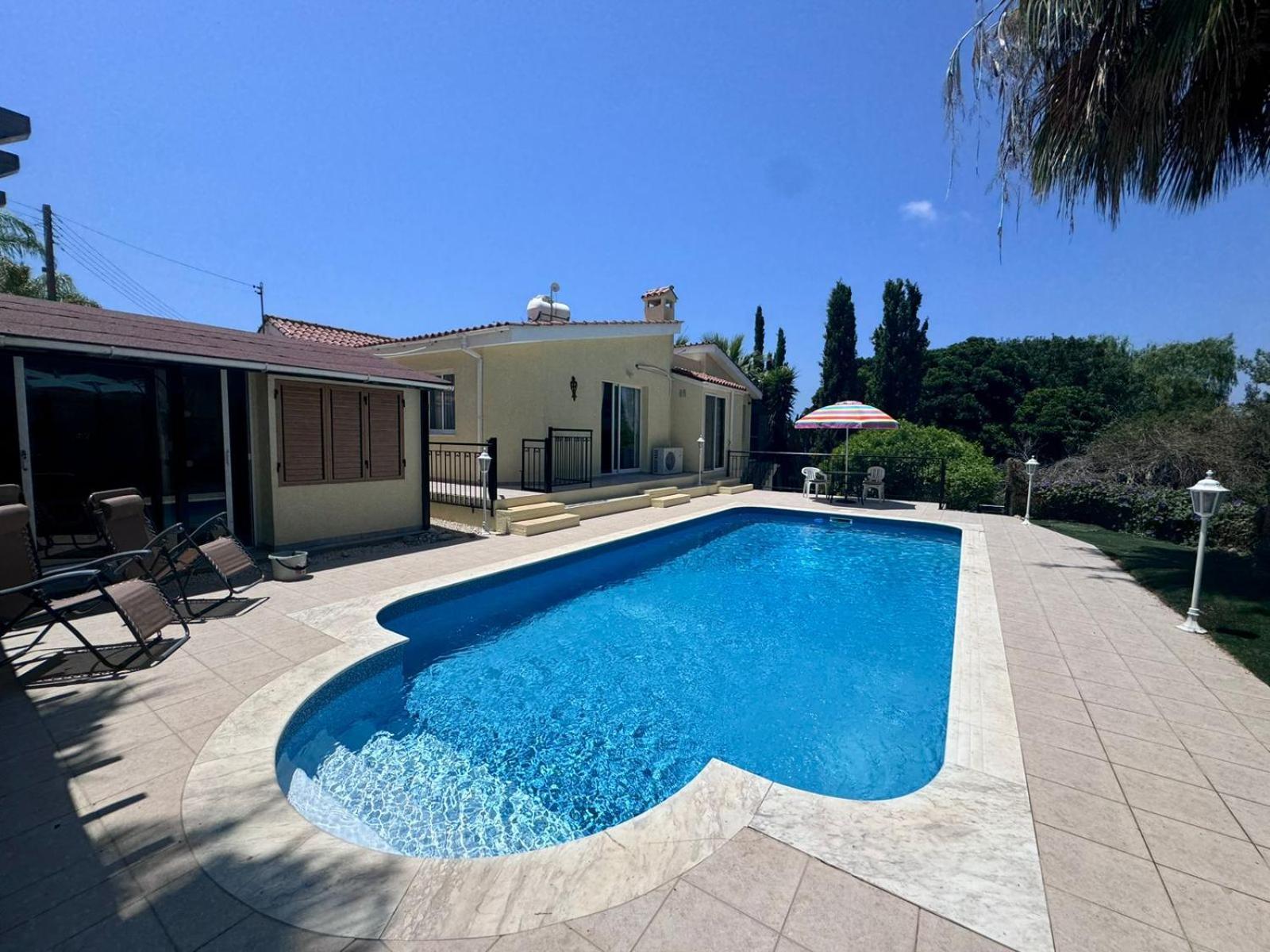 Villa 4 Bedroom - Huge Outdoor ! Private Pool ! Peyia