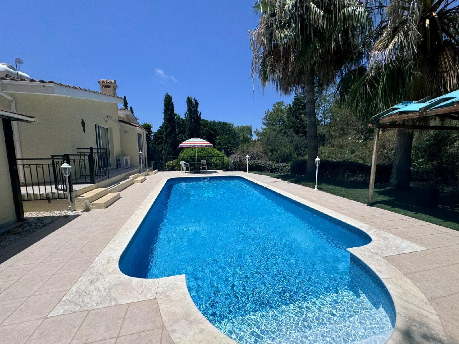 4 Bedroom - Huge Outdoor ! Private Pool ! *